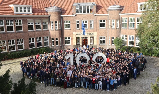 Leerlingen voor het Kennemer Lyceum in Overveen voor het 100-jarig jubileum